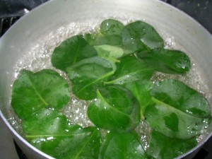 アカザカズラの葉っぱを湯通し - Boiling the leaves of Anredera Cordifolia