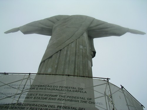 コルコバードの丘のキリスト像の背中 - The back of the statue of Jesus Christ on the Corcovado Mountain in Rio de Janeiro