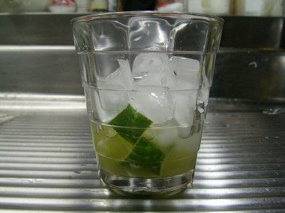 カイピリーニャ：ライム、砂糖、氷が入ったグラス - Caipirinha: Glass with lime, sugar and ice cube