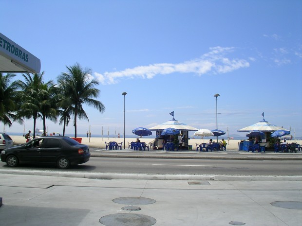 コパカバーナ海岸（ブラジル、リオデジャネイロ州） - The view of Copacabana beach at Rio de Janeiro in Brazil