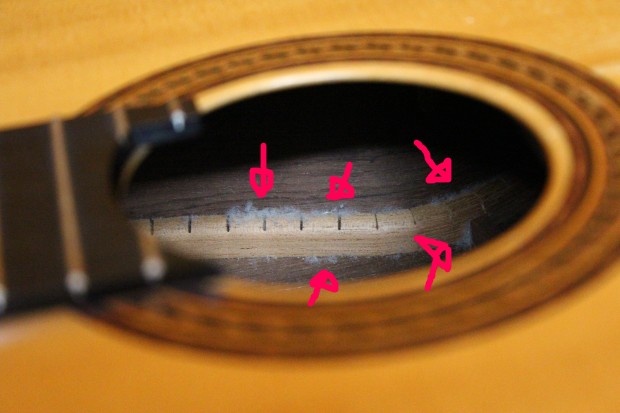クラシックギターのボディ内部のホコリ